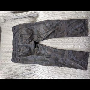 Lululemon camo crop workout leggings size 8